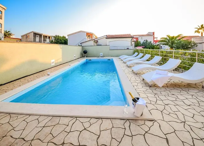 7 Bedroom Cozy Home In Vir