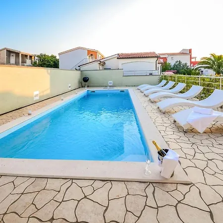 7 Bedroom Cozy Home In Vir