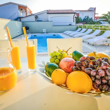 Prázdninový dům 7 Bedroom Cozy Home In Vir Vir