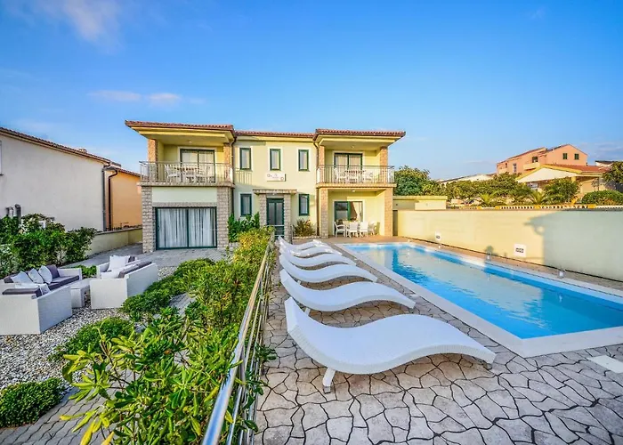 7 Bedroom Cozy Home In Vir Vir