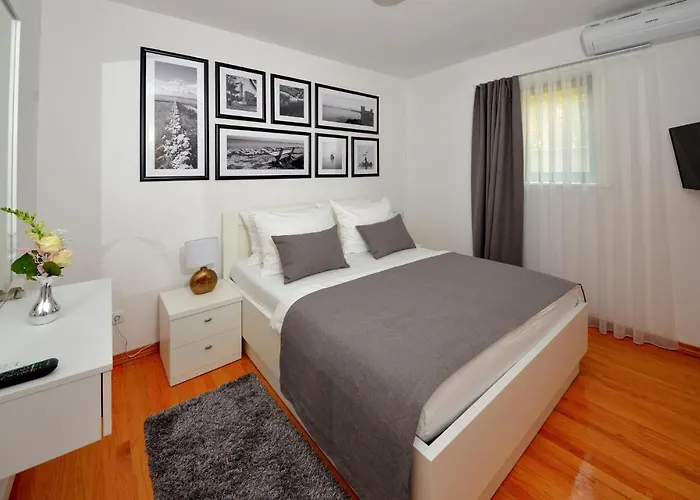 7 Bedroom Cozy Home In Vir Hébergement de vacances *