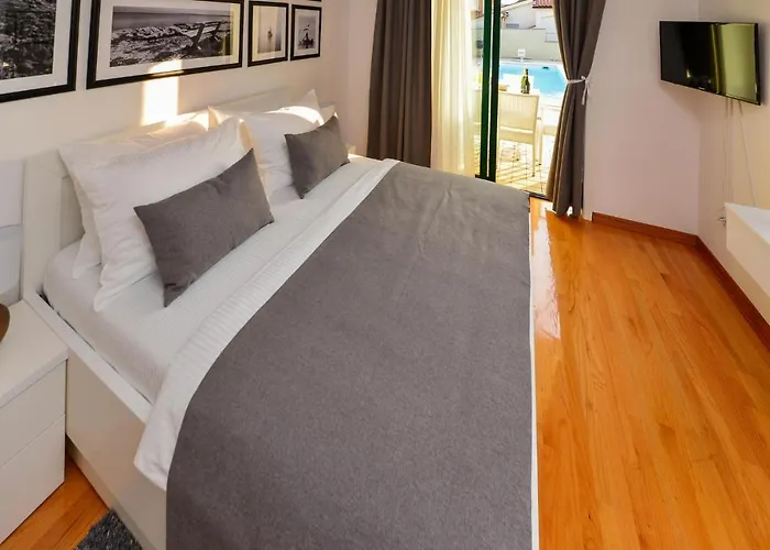 Hébergement de vacances 7 Bedroom Cozy Home In Vir Vir