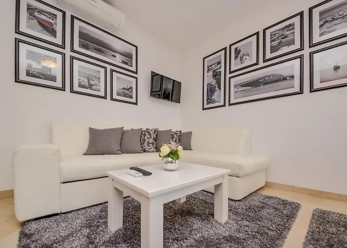 7 Bedroom Cozy Home In Vir *