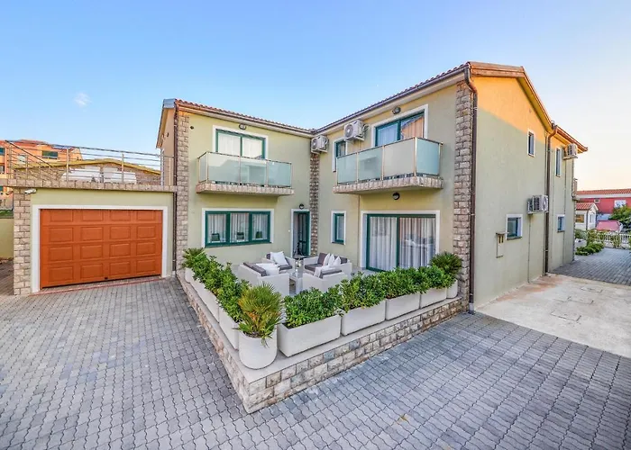7 Bedroom Cozy Home In Vir